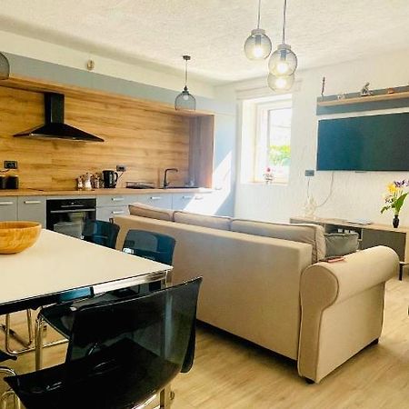 Modern Apartment With Fireplace & Stylish Kitchen Kanfanar Ngoại thất bức ảnh