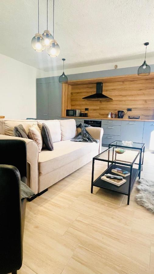 Modern Apartment With Fireplace & Stylish Kitchen Kanfanar Ngoại thất bức ảnh