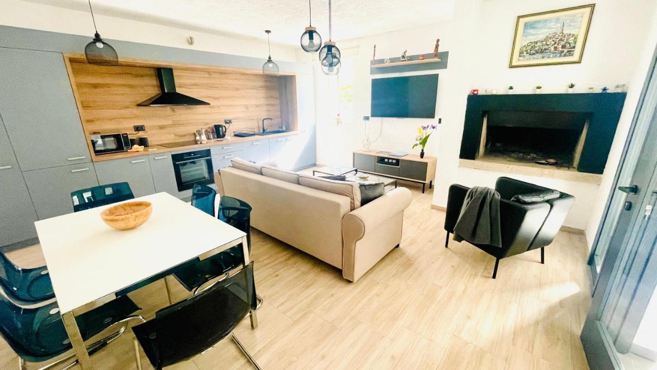 Modern Apartment With Fireplace & Stylish Kitchen Kanfanar Ngoại thất bức ảnh