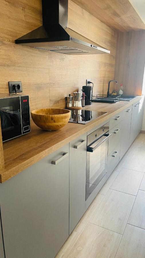 Modern Apartment With Fireplace & Stylish Kitchen Kanfanar Ngoại thất bức ảnh