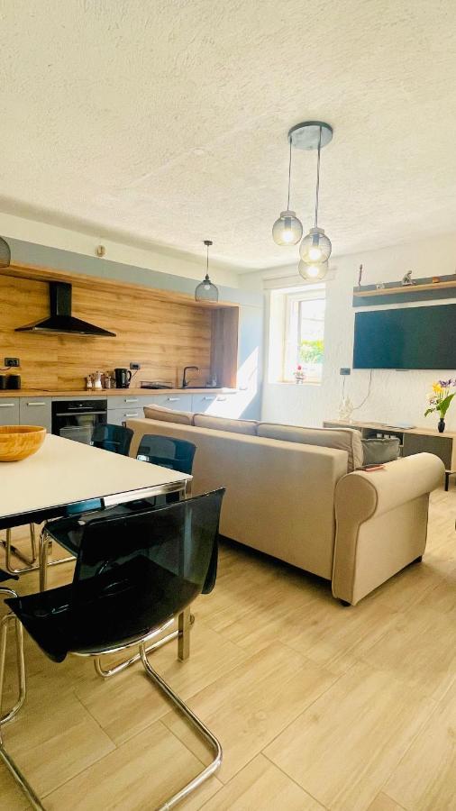 Modern Apartment With Fireplace & Stylish Kitchen Kanfanar Ngoại thất bức ảnh