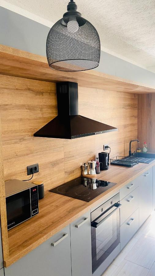 Modern Apartment With Fireplace & Stylish Kitchen Kanfanar Ngoại thất bức ảnh