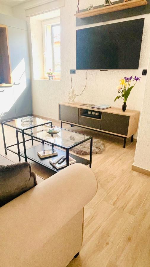 Modern Apartment With Fireplace & Stylish Kitchen Kanfanar Ngoại thất bức ảnh
