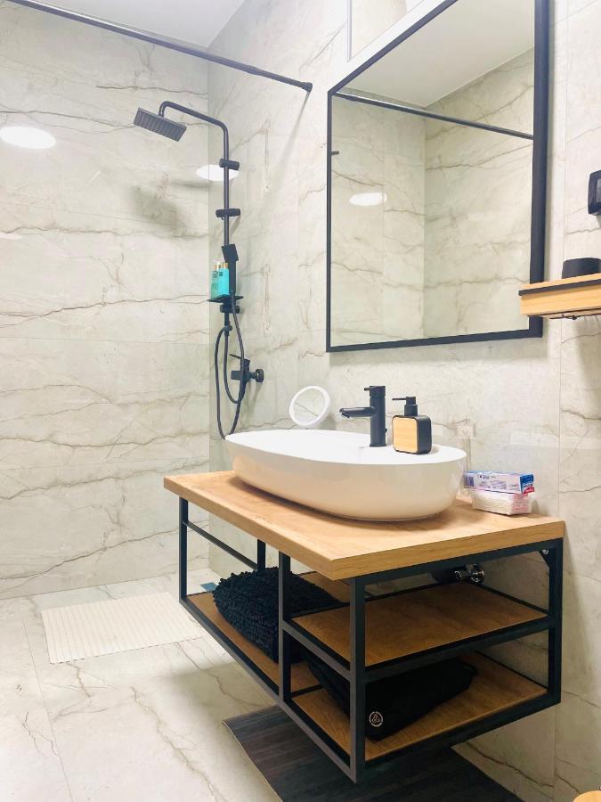 Modern Apartment With Fireplace & Stylish Kitchen Kanfanar Ngoại thất bức ảnh